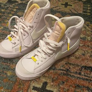 WOMEN'S NIKE BLAZER MID '77 CASUAL SHOES